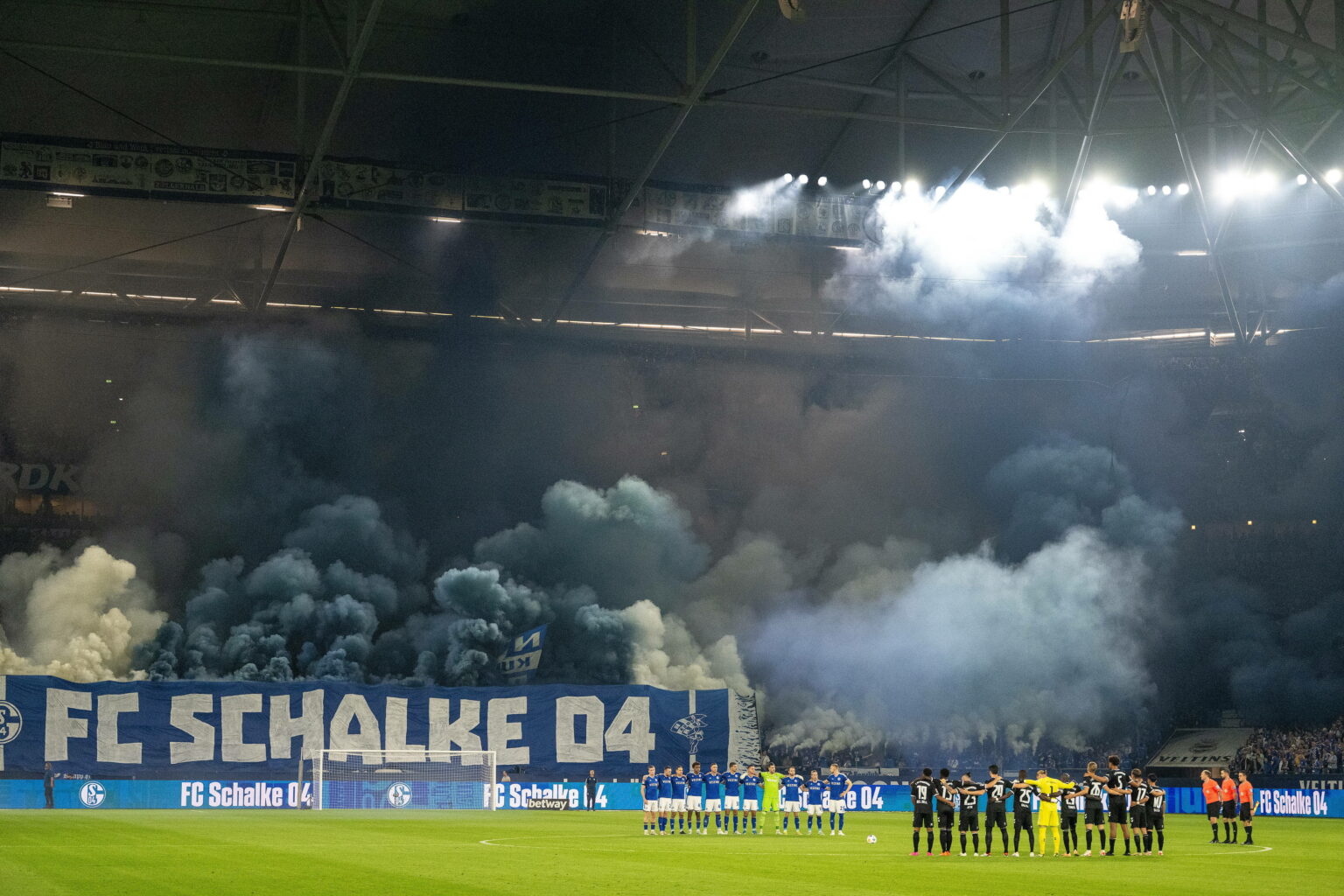 Pyrotechnik Geldstrafen F R Schalke Und Rostock Liga Online De