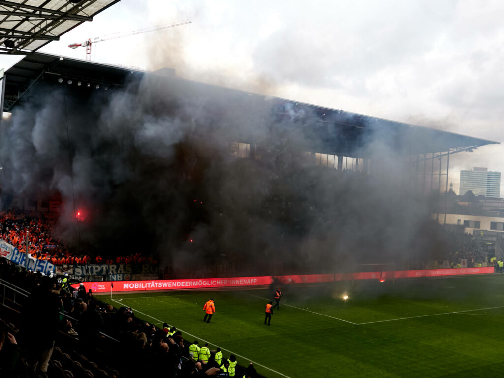 Hansa-Fans Sorgen Für Pyro-Chaos – Ordner Im Krankenhaus – Liga2-online.de